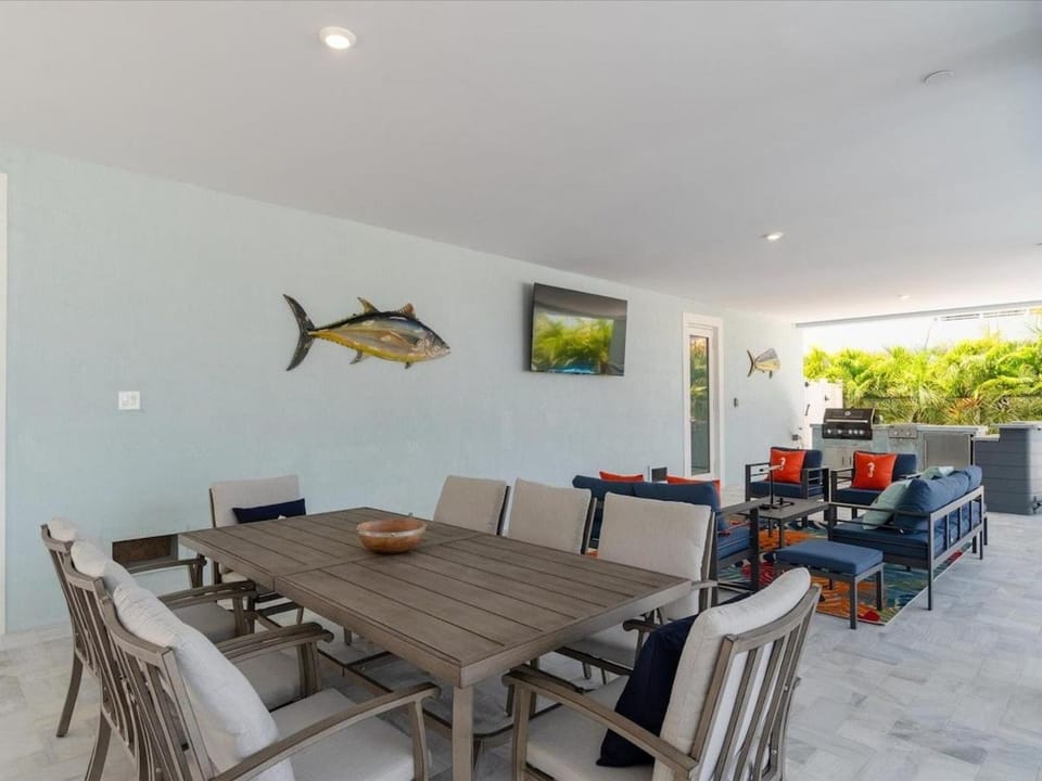 Seaside Serenity - Luxury Waterfront Pool Home, 35` Dock House in Key Colony Beach