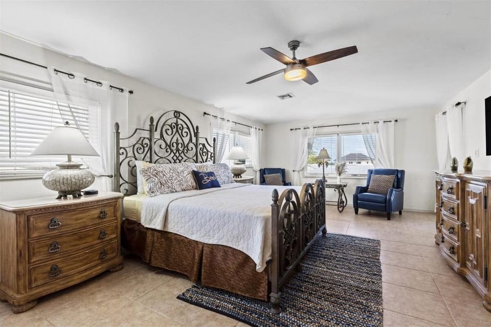 Sombrero Beach Beauty- Luxury Waterfront Pool Home, 50` Dock House in Marathon