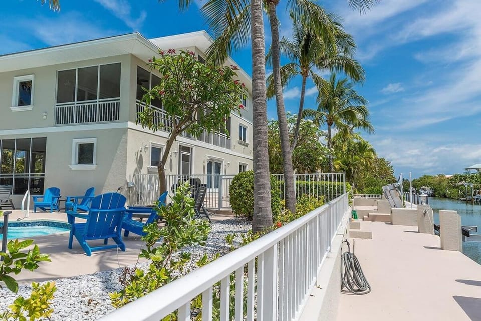 Sombrero Beach Beauty- Luxury Waterfront Pool Home, 50` Dock House in Marathon