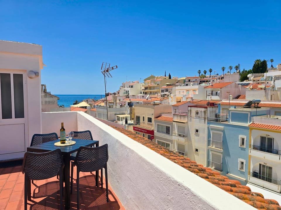 View (from property/room), Balcony/Terrace, Dining area, City view, Sea view