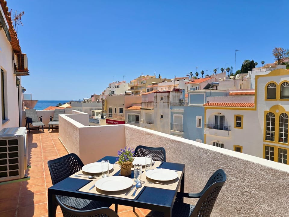 View (from property/room), Balcony/Terrace, Dining area, City view, Sea view