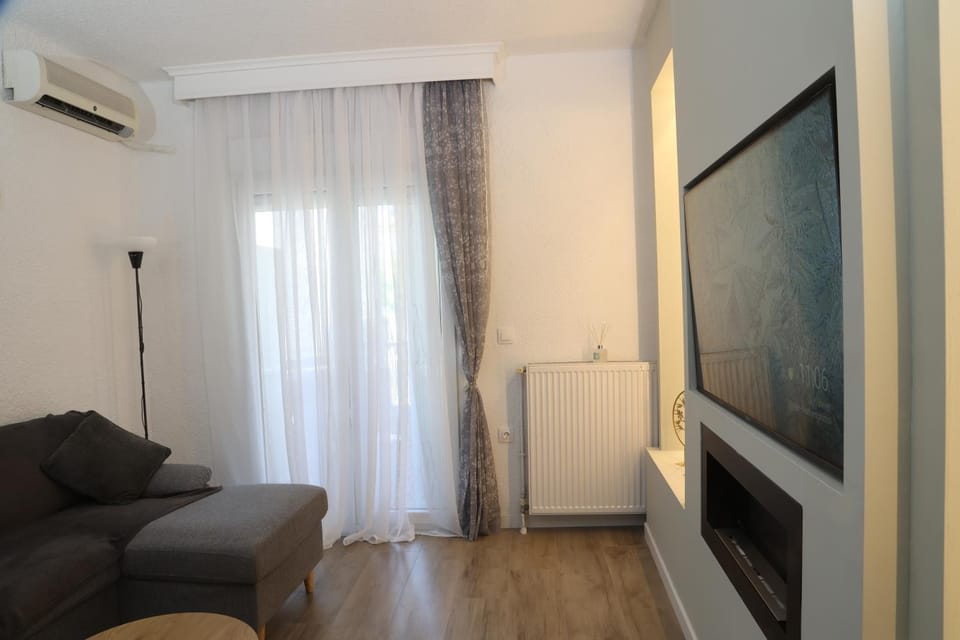 Communal lounge/ TV room, TV and multimedia, Living room, Seating area, Evening entertainment, internet, air conditioner