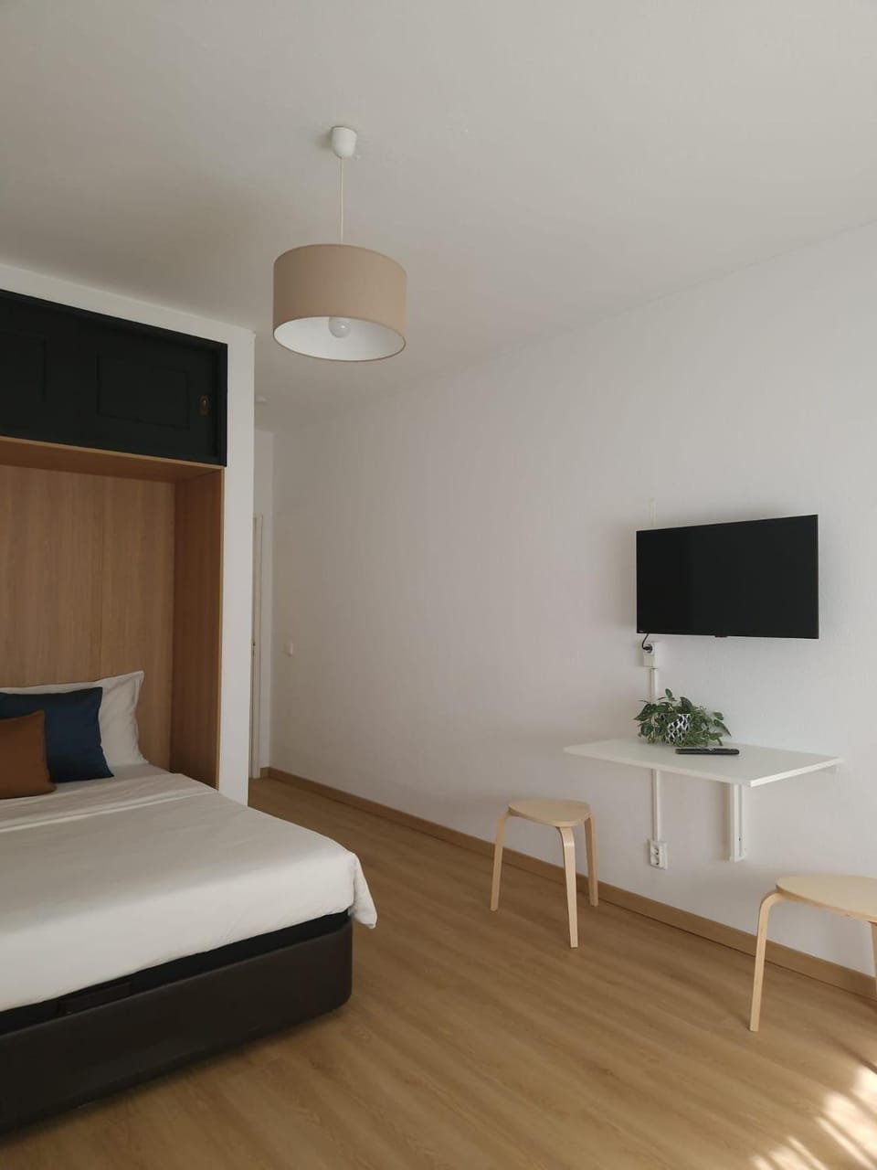 Bed, TV and multimedia, Photo of the whole room, Bedroom