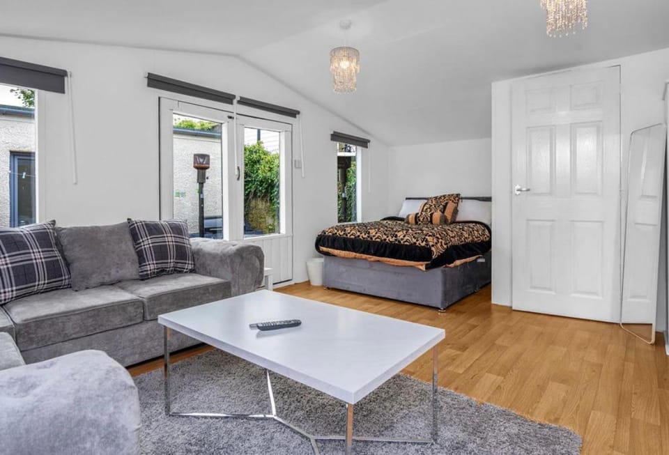 Edinburgh Royal Infirmary Hospital Airport Free Moet And Parking Daily Breakfast Apartment in Edinburgh