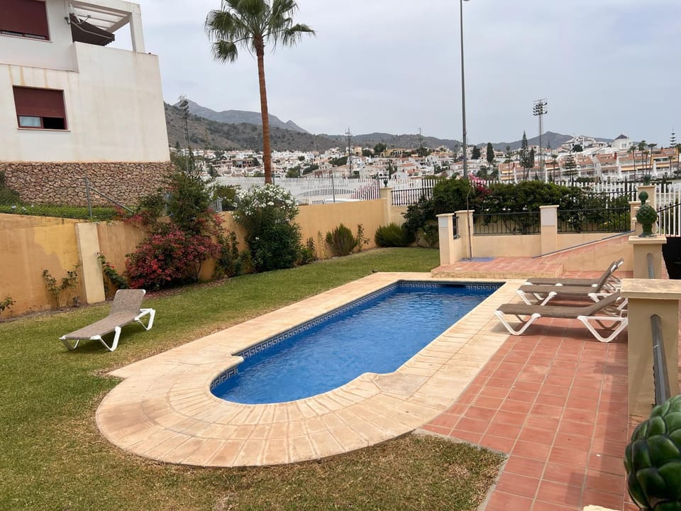 Swimming pool, sunbed
