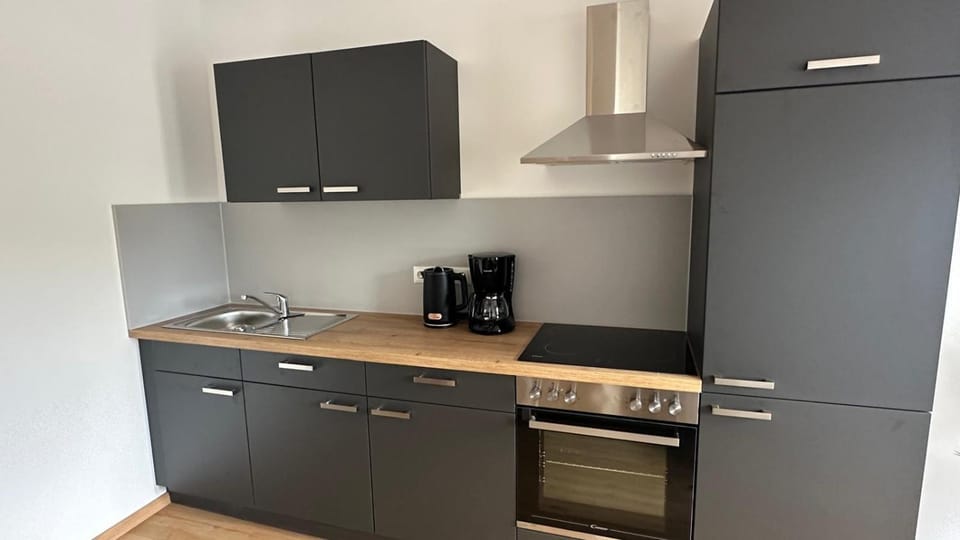 Coffee/tea facilities, Kitchen or kitchenette, oven, stove