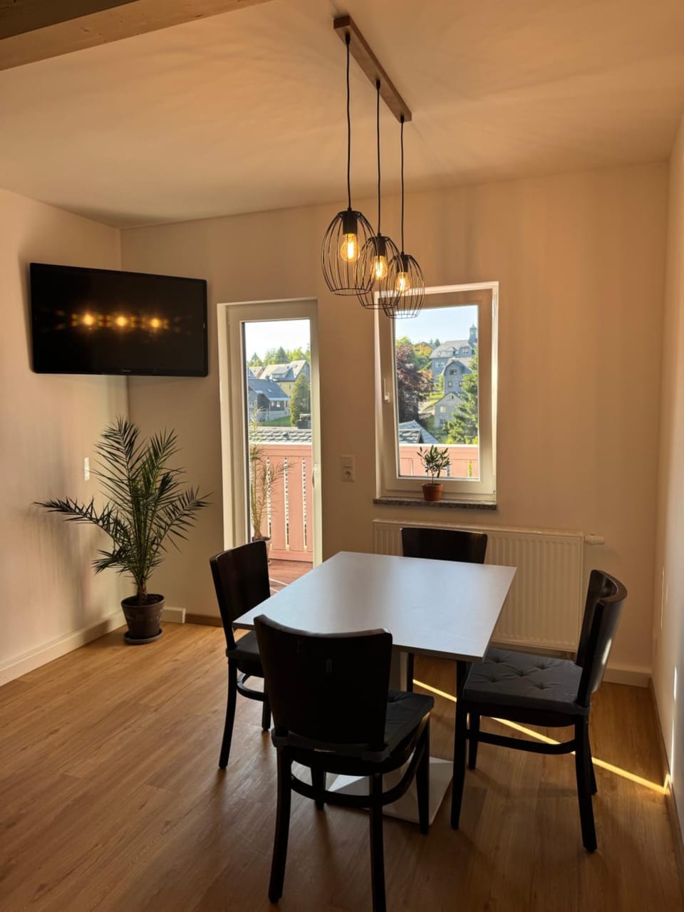 TV and multimedia, Living room, Seating area, Dining area