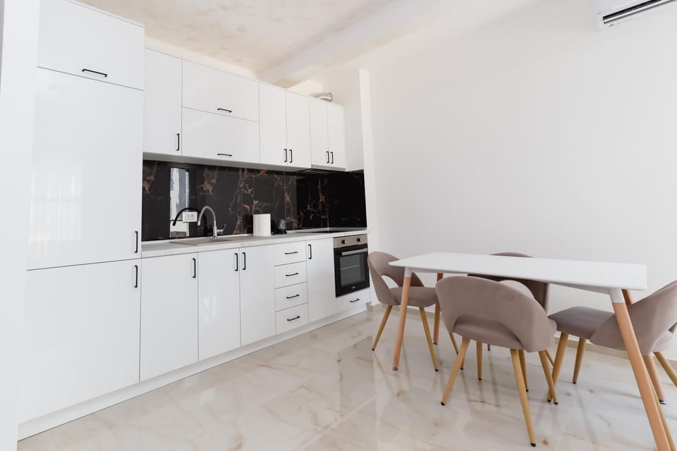 Kitchen or kitchenette, Dining area, dishwasher, minibar, oven