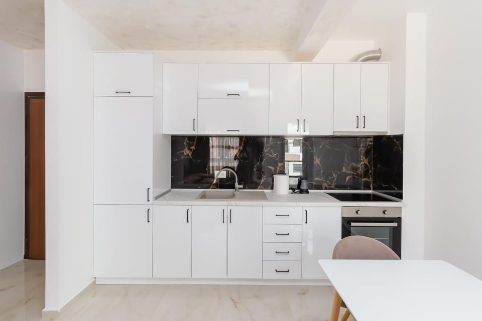 Kitchen or kitchenette, dishwasher, stove