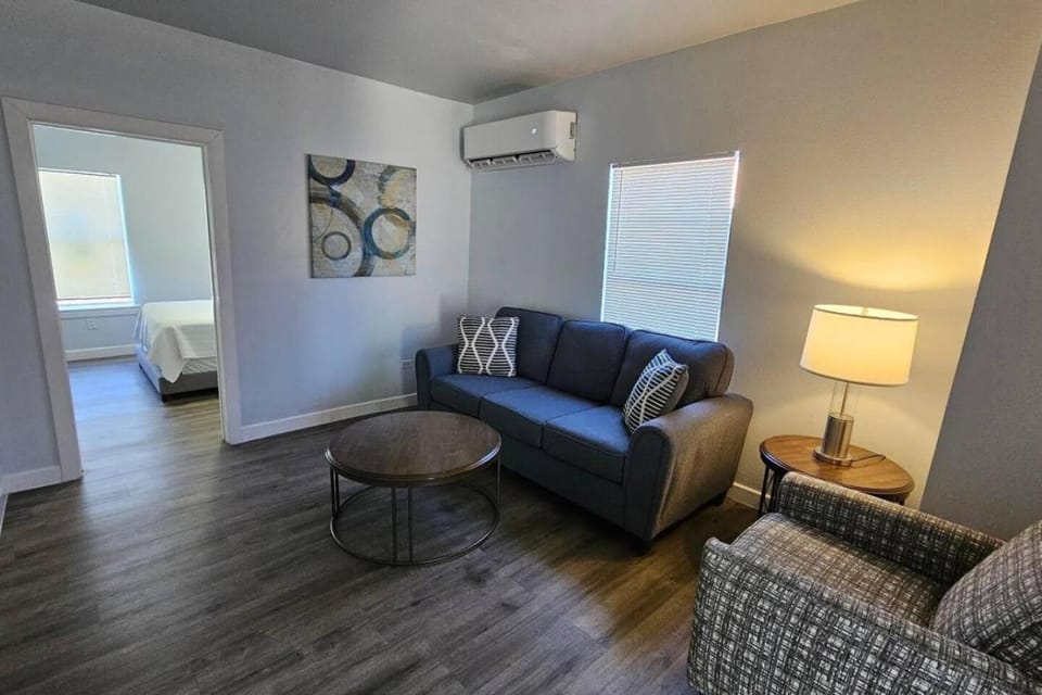 Retired dallas Charming 1BR Dallas Fourplex Affordable Comfort Apartment in Dallas