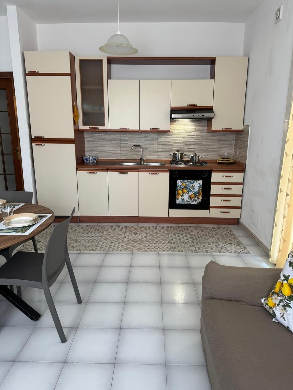 Kitchen or kitchenette, oven