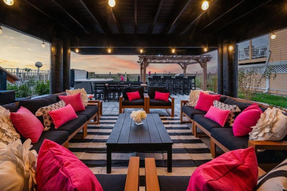 Seaside Rose Luxury Direct Ocean Front, Heated Pool, Hot Tub, Downtown, Game Room, Sleeps 28, Pets House in Vilano Beach