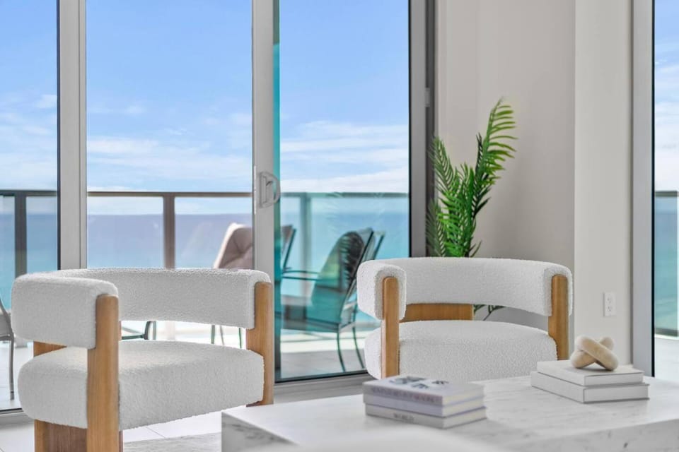 Lux High Rise -Ocean Front View Condo 2BR 2.5BA Apartment in Riviera Beach