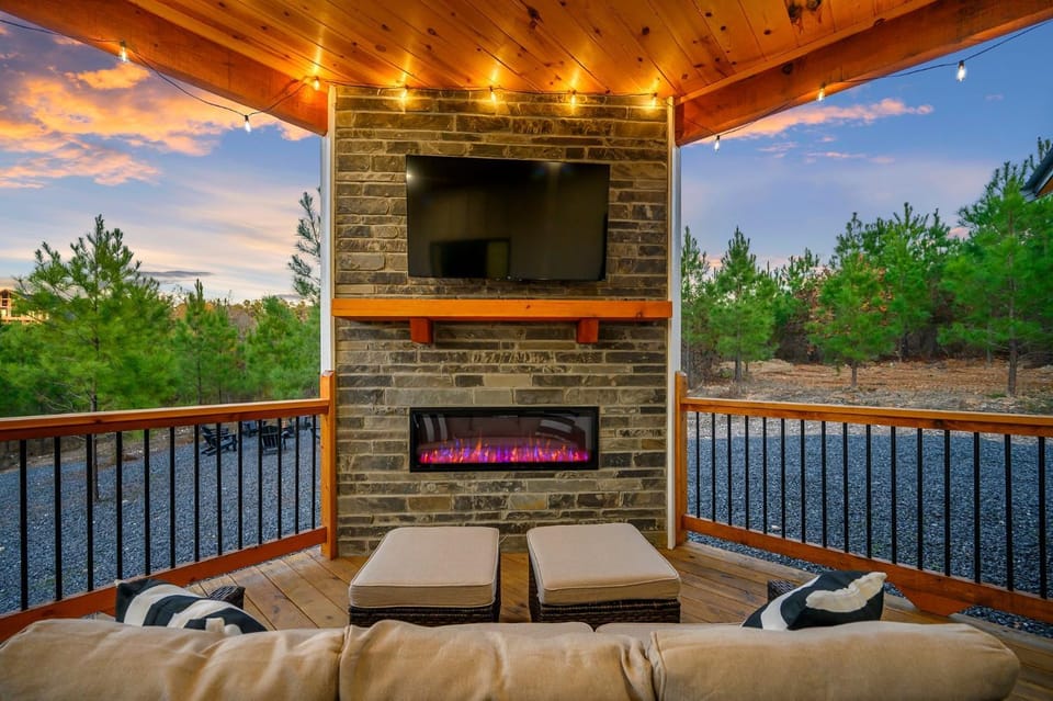 Hidden Pearl-modern bunkroom gameroom playground hottub House in Broken Bow