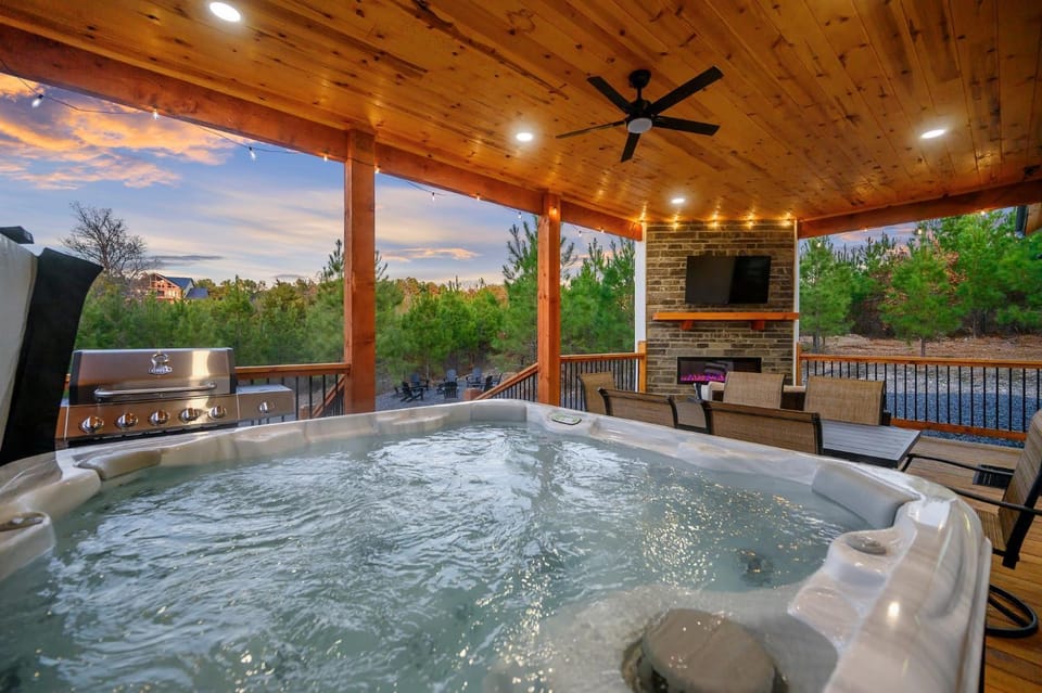 Hidden Pearl-modern bunkroom gameroom playground hottub House in Broken Bow
