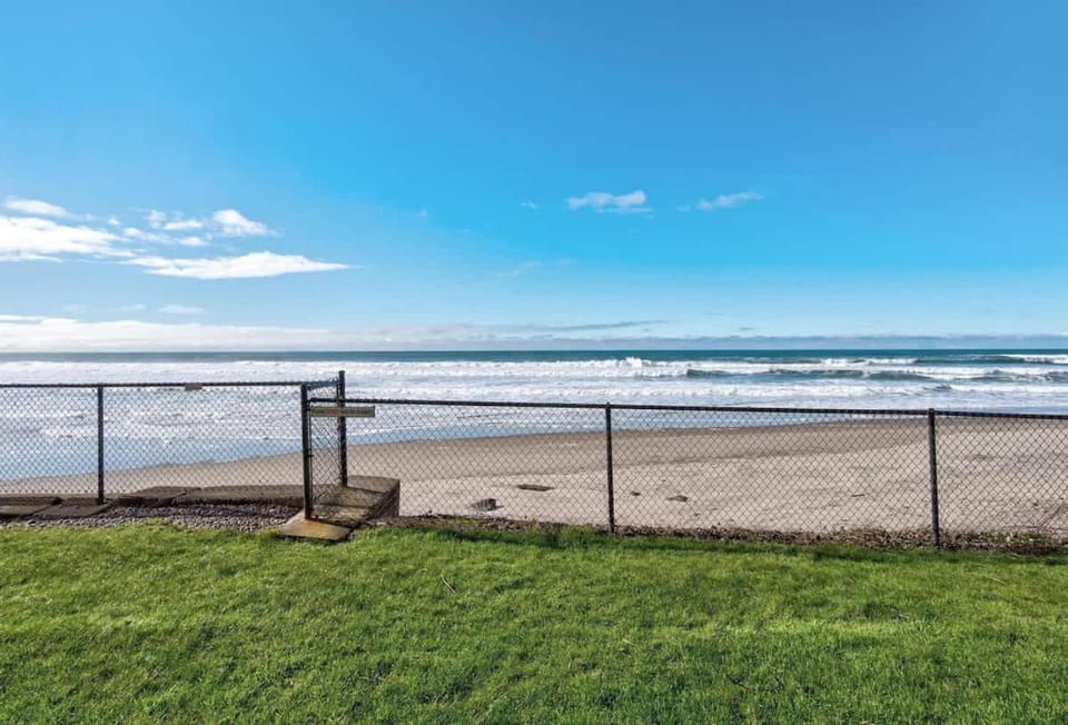 Oceanfront Suite - Ground Floor House in Lincoln City