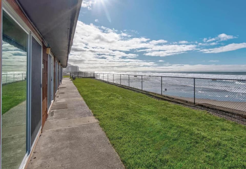 Oceanfront Suite - Ground Floor House in Lincoln City