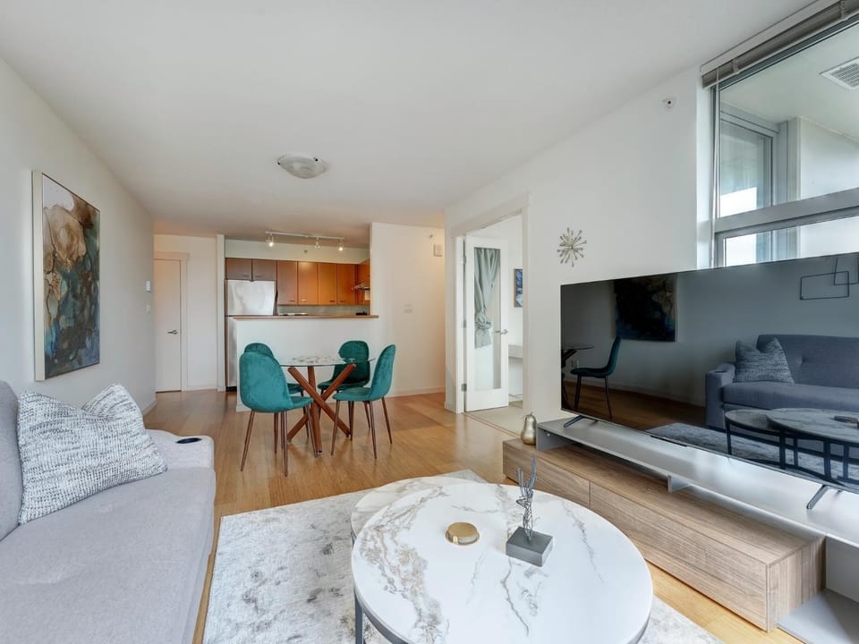 Astoria Escape - Bright condo with work desk by Victoria Prime! Apartment in Victoria