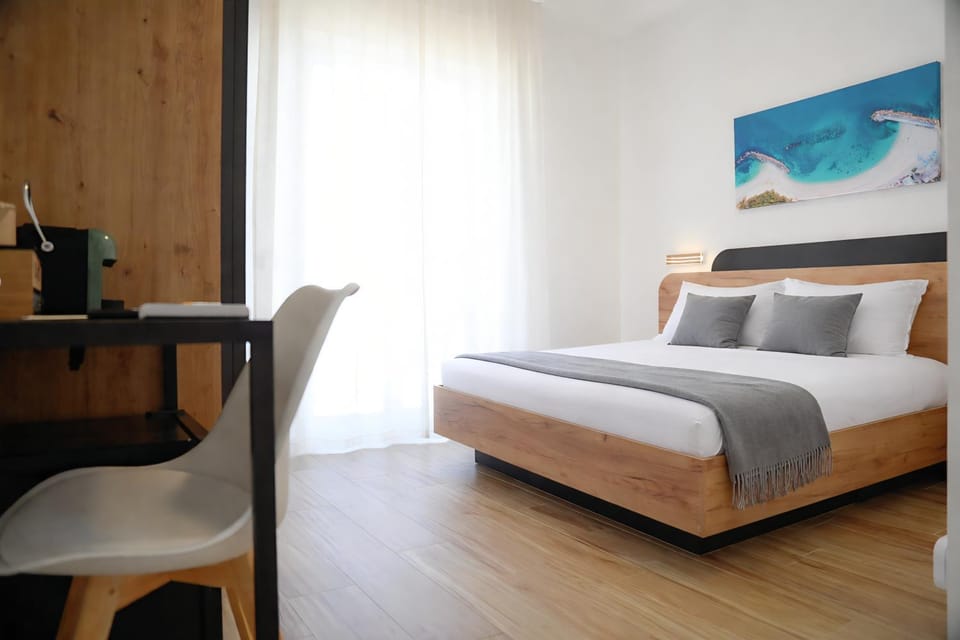 Bed, Photo of the whole room, Seating area, Bedroom