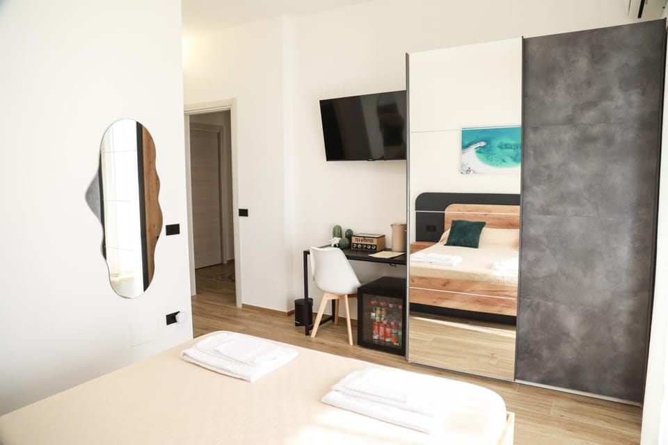 Bed, TV and multimedia, Photo of the whole room, Bedroom, towels, wardrobe, air conditioner