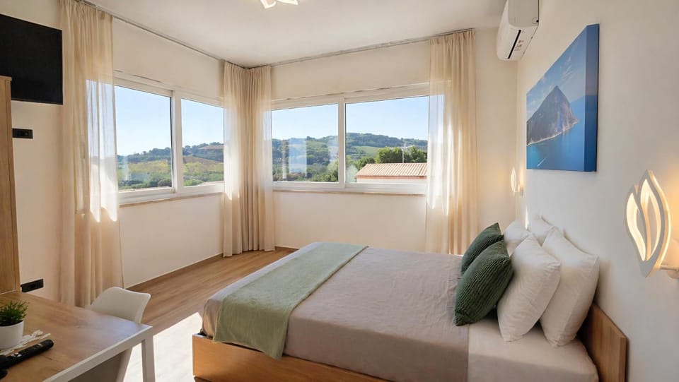 Bed, Natural landscape, TV and multimedia, Photo of the whole room, Bedroom