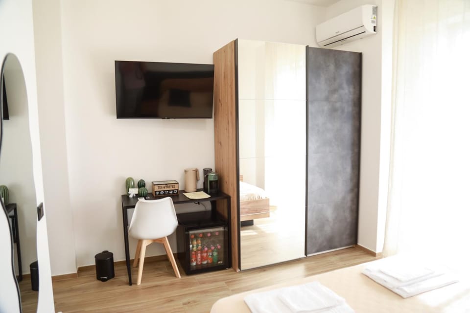 TV and multimedia, Coffee/tea facilities, minibar, wardrobe, air conditioner