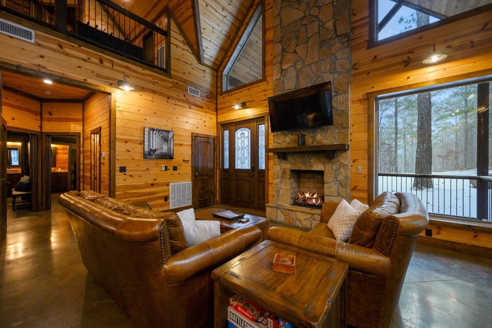 Logged Out-bunkroom-king suites-open space-hot tub House in Oklahoma