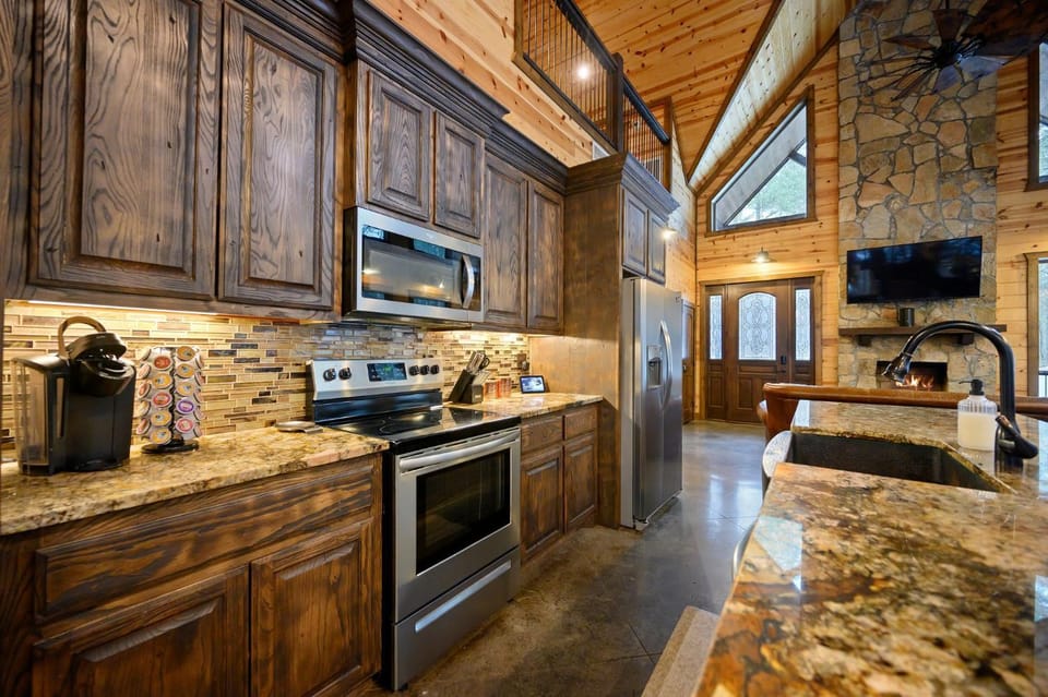 Logged Out-bunkroom-king suites-open space-hot tub House in Oklahoma
