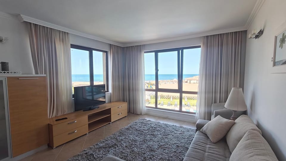 Communal lounge/ TV room, TV and multimedia, Living room, Photo of the whole room, Seating area, Sea view