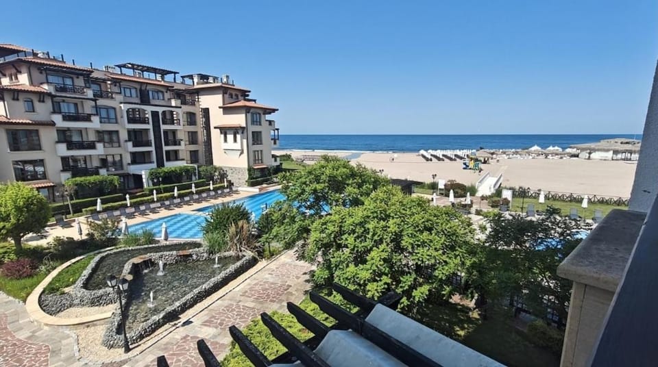 Day, Natural landscape, View (from property/room), Balcony/Terrace, Beach, Sea view, Swimming pool, sunbed