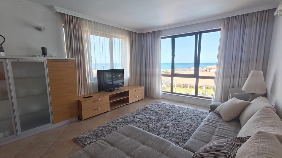 Communal lounge/ TV room, TV and multimedia, Living room, Seating area, Sea view