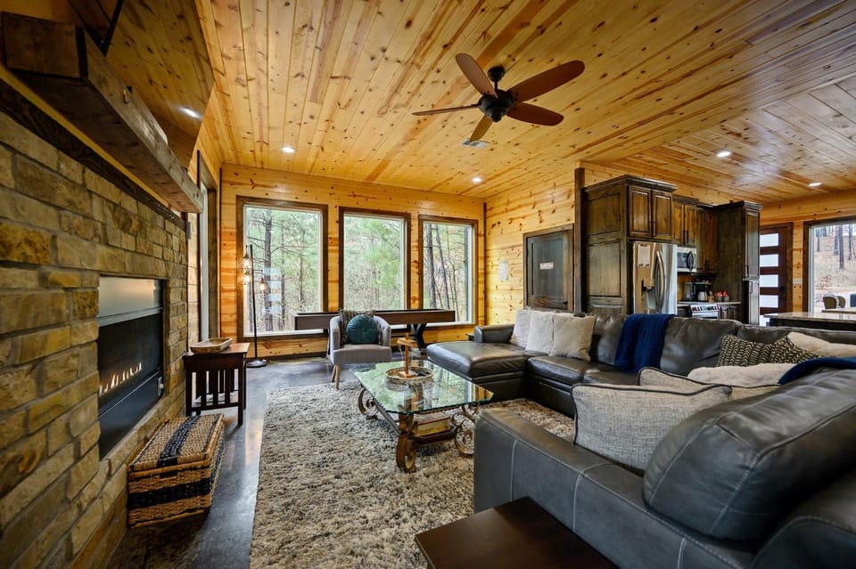 Moonshine Times - 3king 4queen perfect family and friends cabin firepit Cabin in Broken Bow