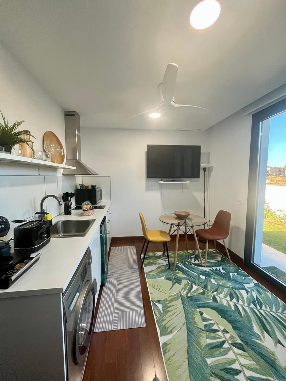 Kitchen or kitchenette, Living room, Seating area, Dining area