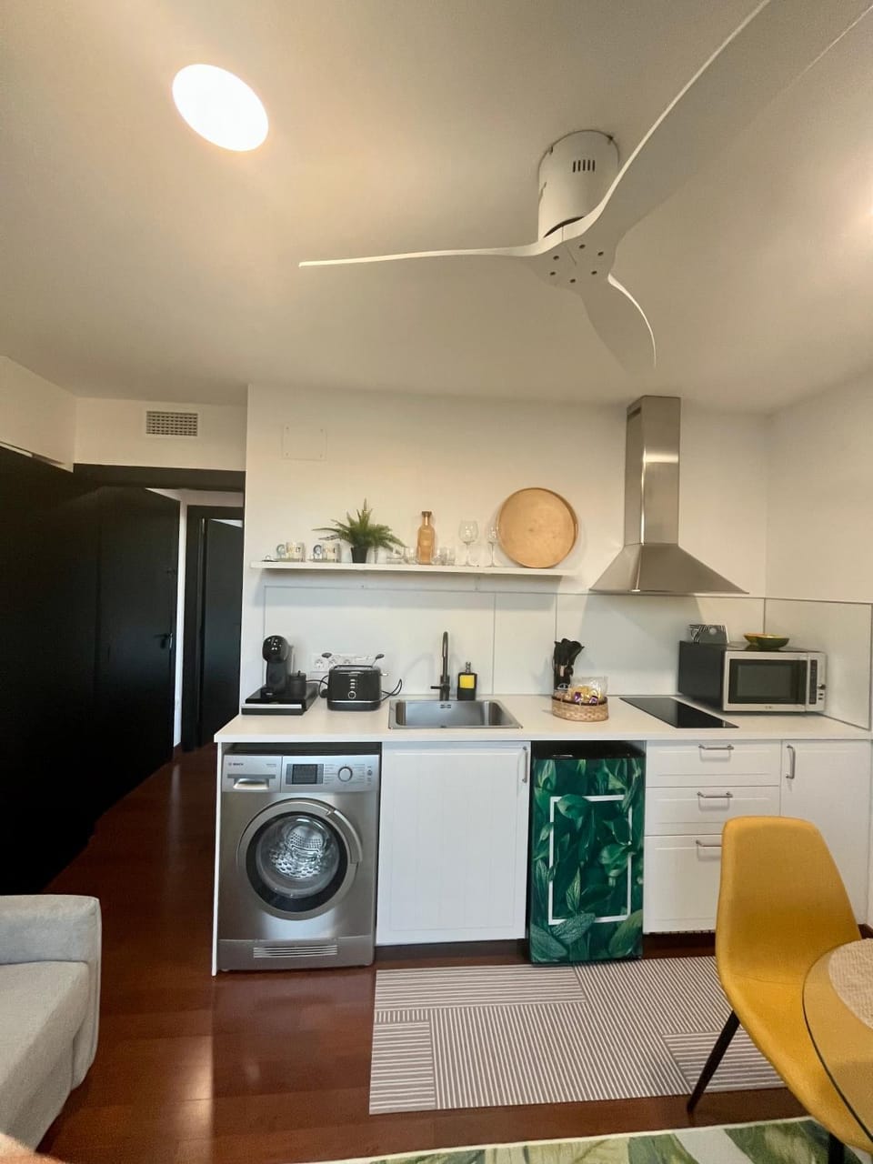 Kitchen or kitchenette, washing machine