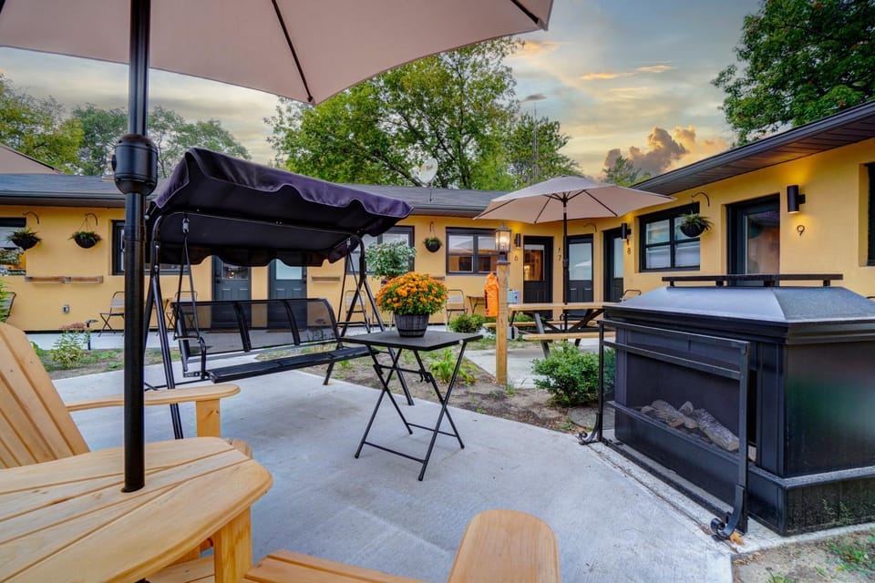 Adrian's Suites 1 Bedroom Junior Suite Apartment hotel in Wasaga Beach