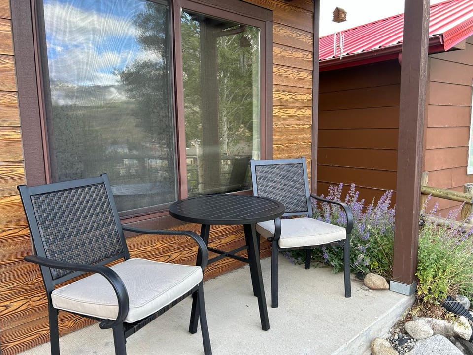 Sun Outdoors Yellowstone North Apartment in Gardiner