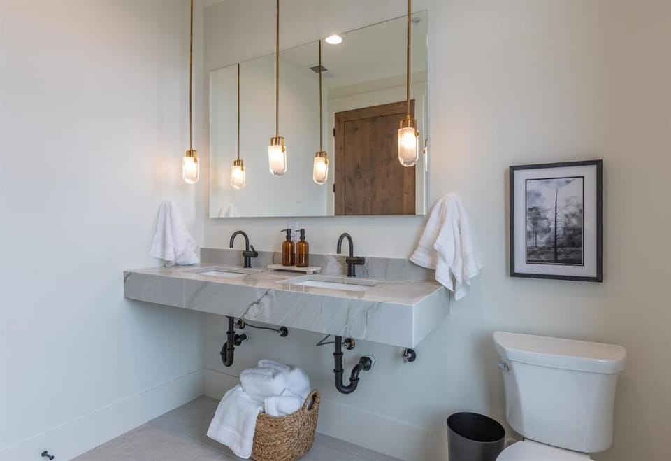 Toilet, towels