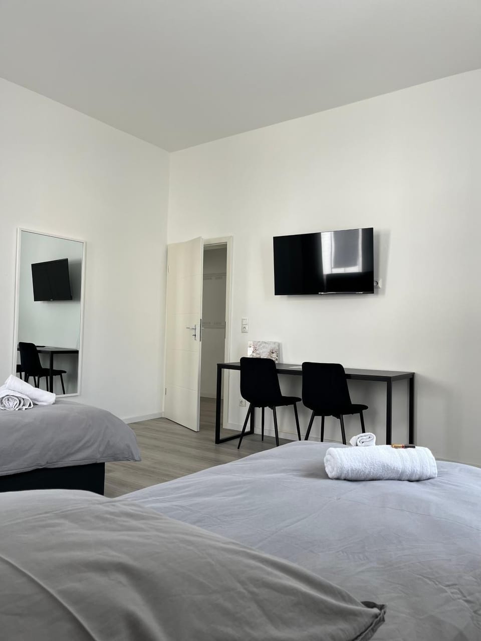 Bed, TV and multimedia, Photo of the whole room, Evening entertainment, Bedroom, towels