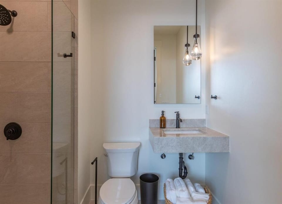 Shower, Toilet, Bathroom, towels