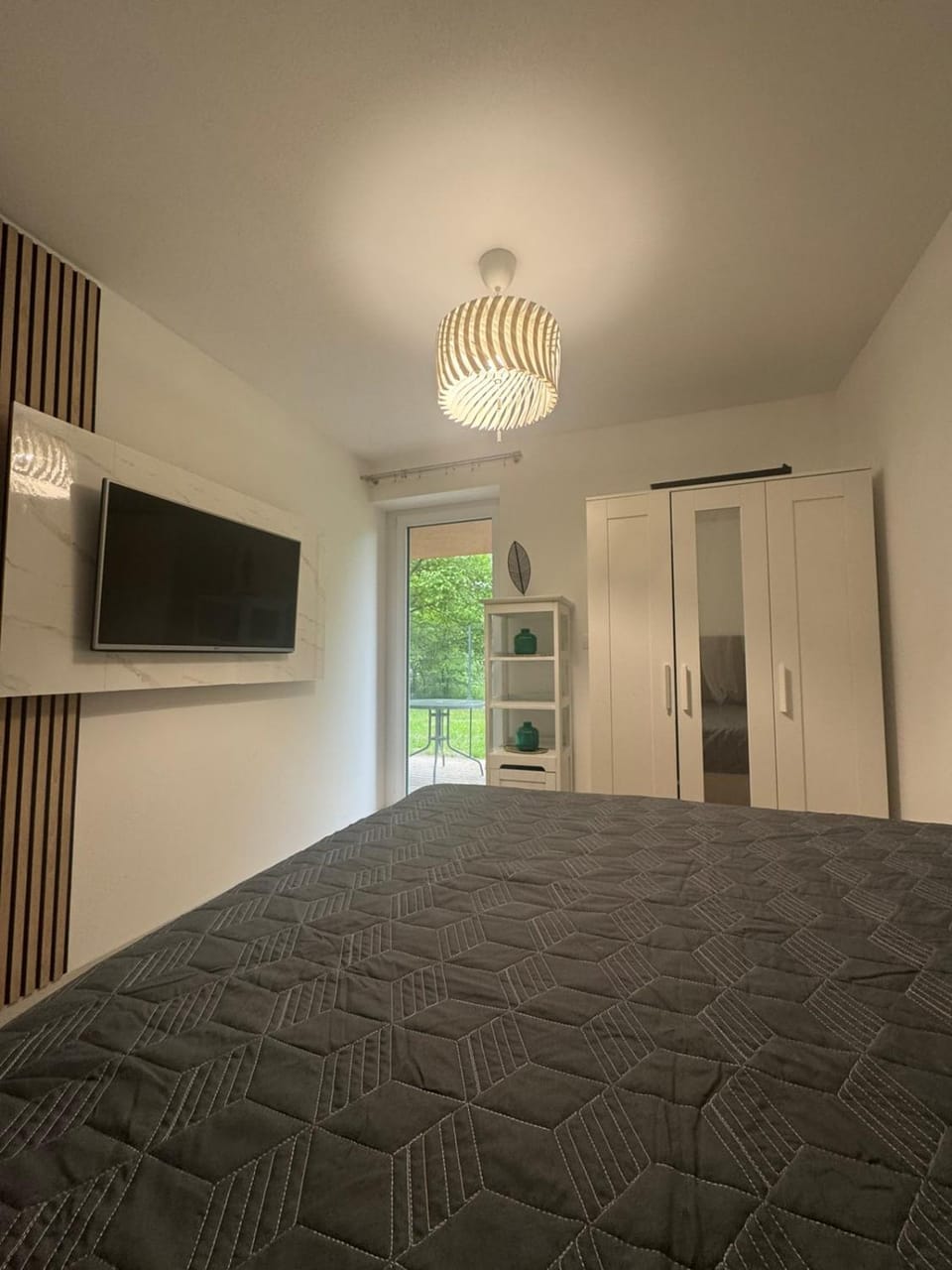 Bed, TV and multimedia, Bedroom