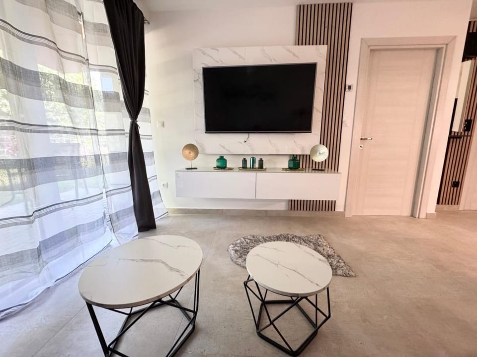 Communal lounge/ TV room, TV and multimedia, Living room