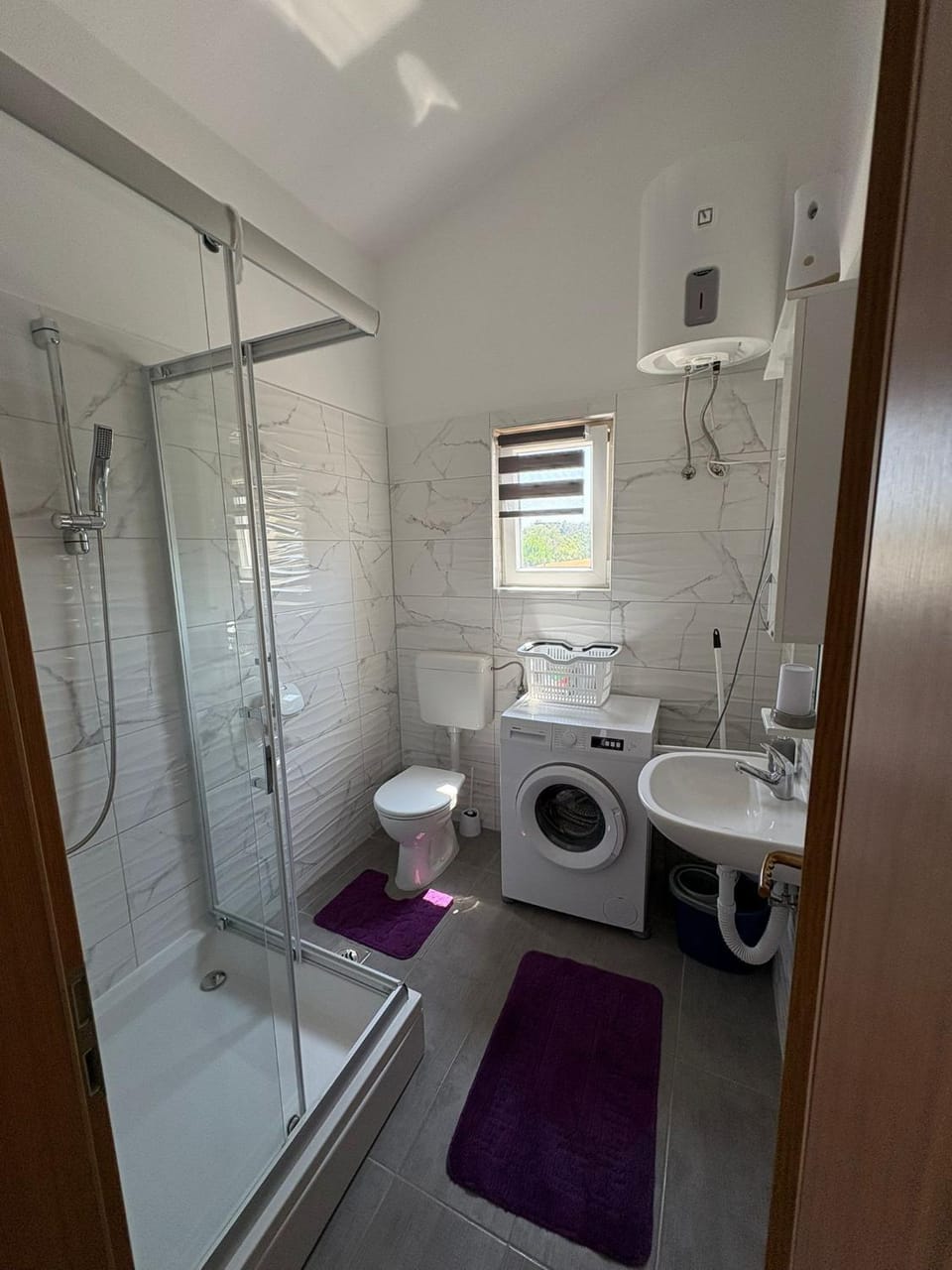 Shower, Toilet, Bathroom, towels, washing machine