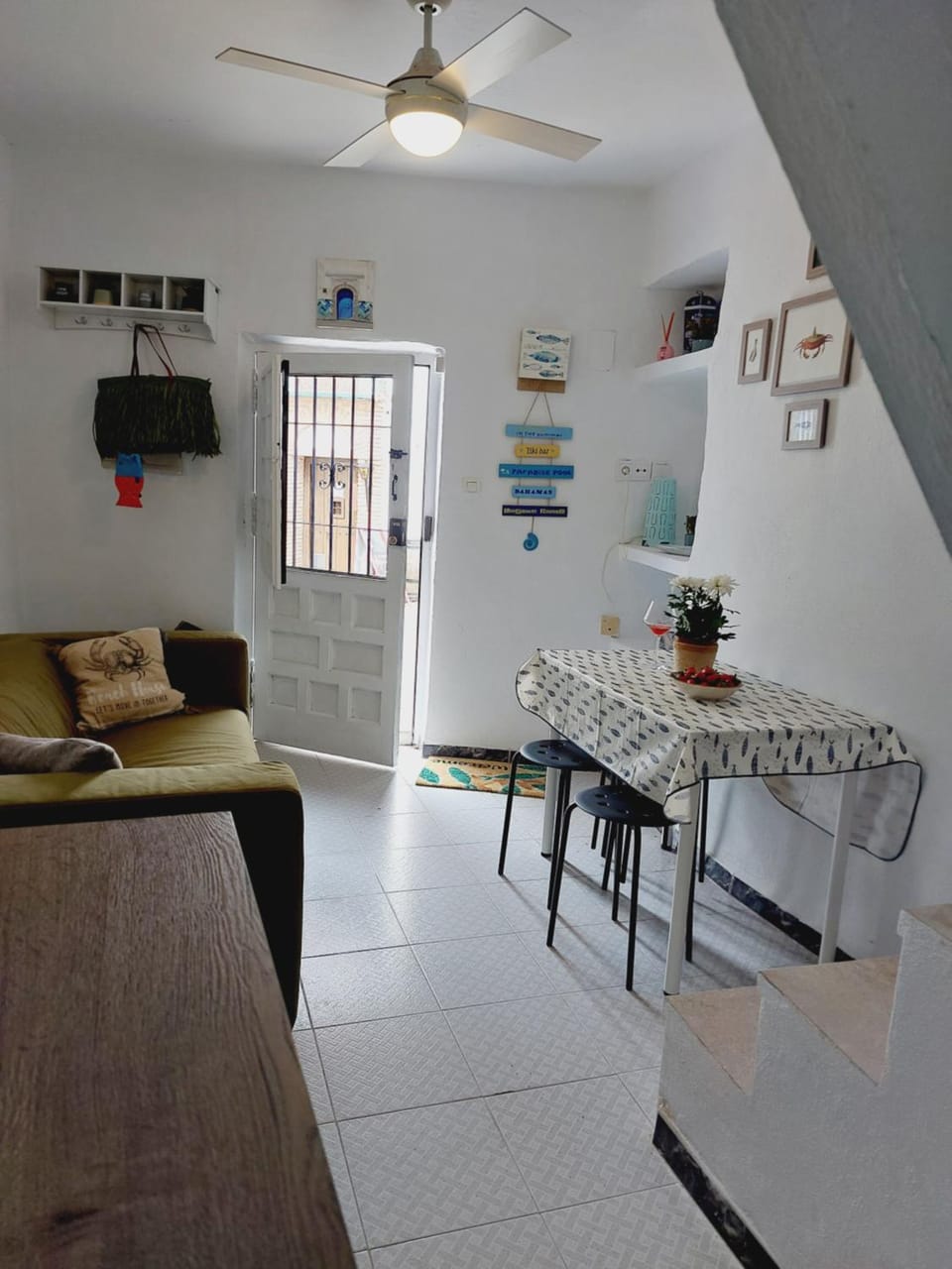Seating area, Dining area
