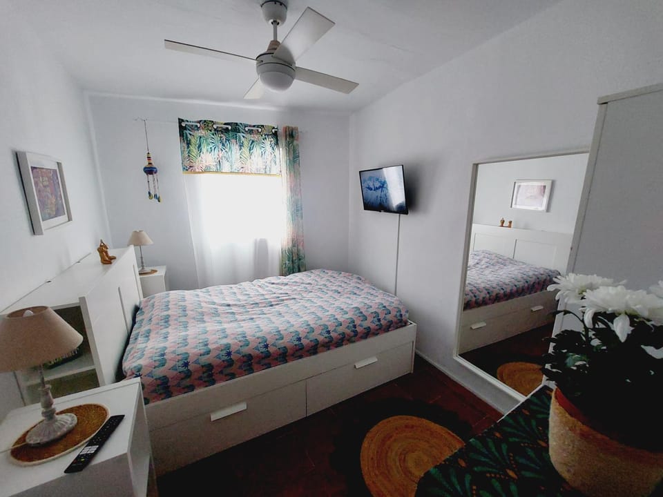 Bed, TV and multimedia, Bedroom, wardrobe, air conditioner