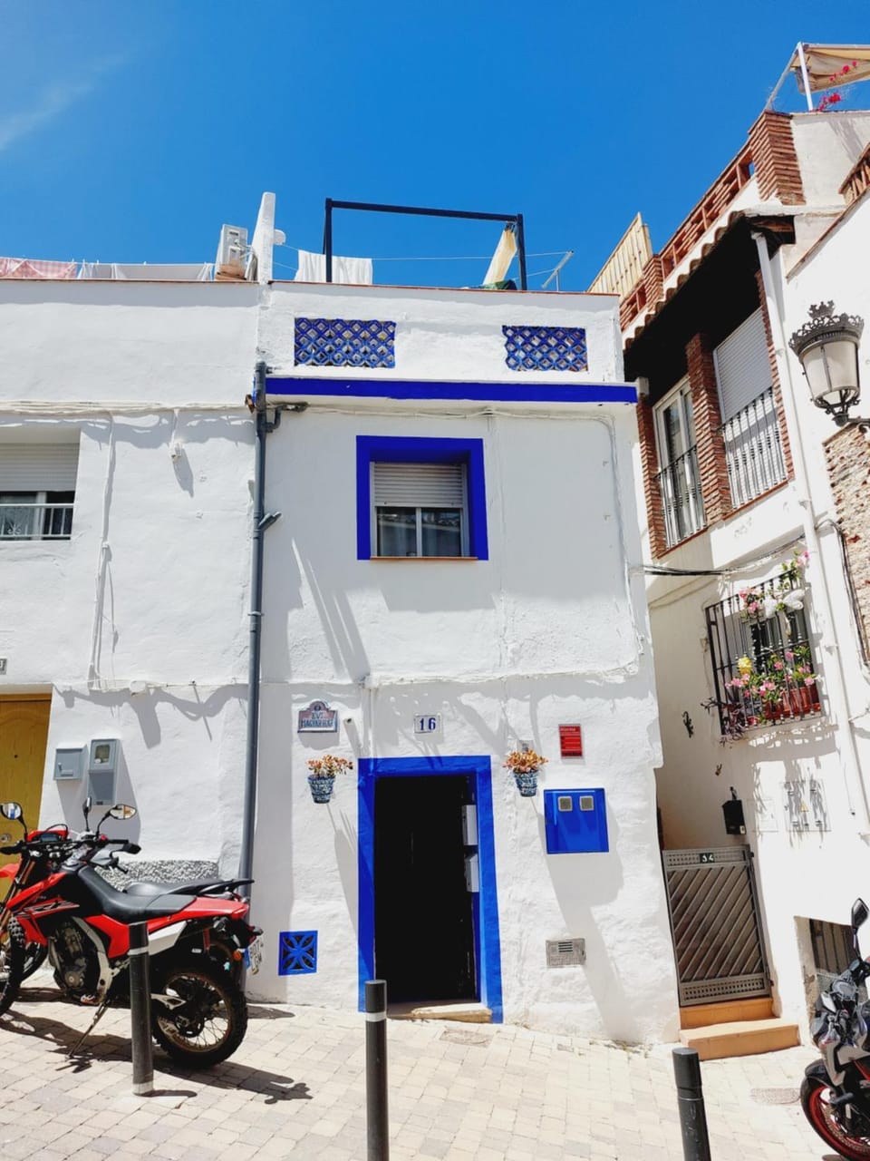 Property building, Nearby landmark, Facade/entrance, Day