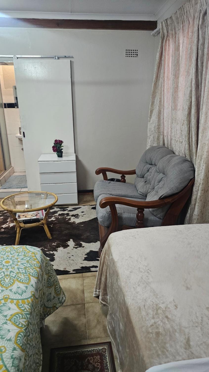 Living room, Photo of the whole room, Seating area