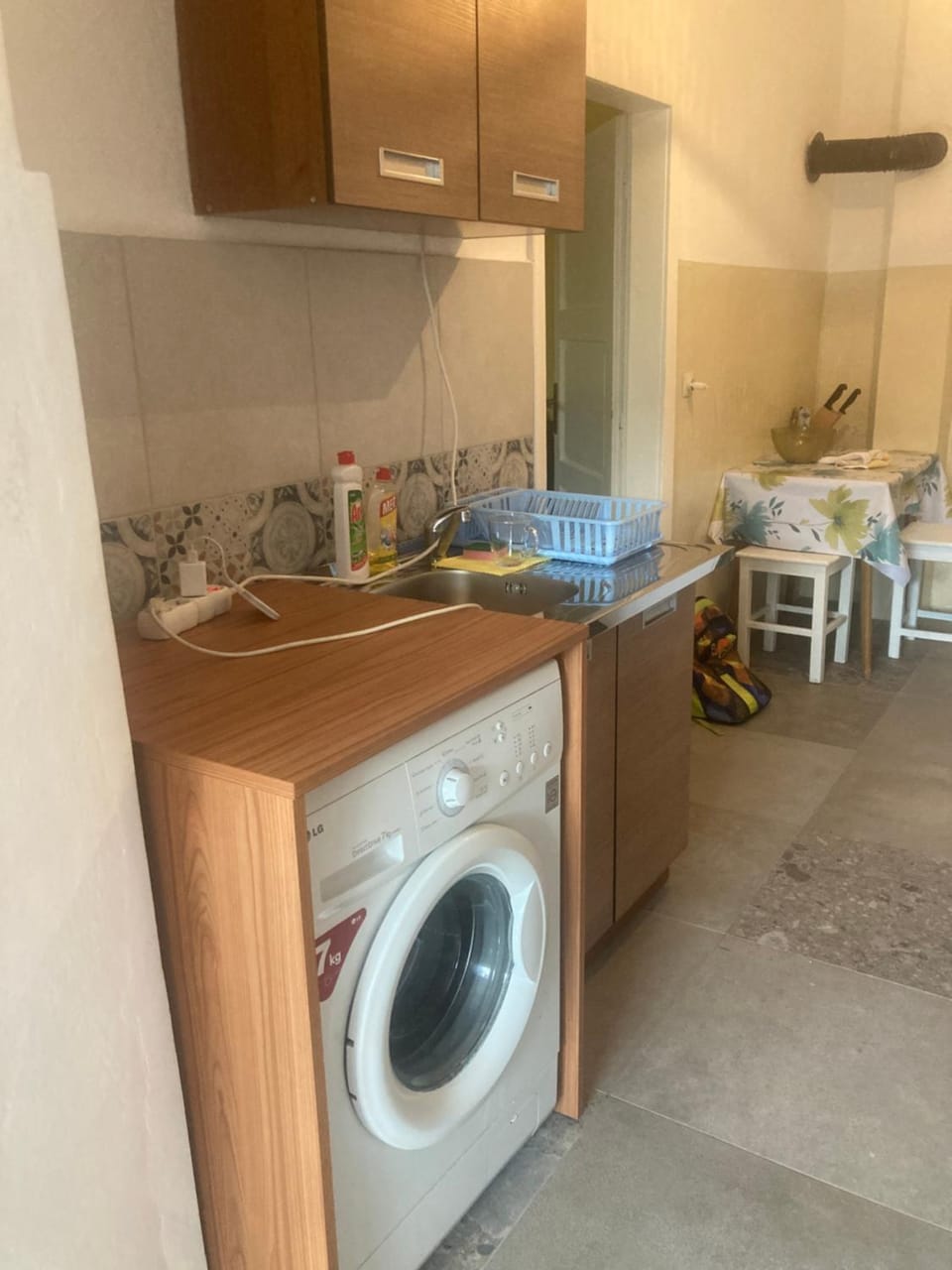Kitchen or kitchenette, washing machine