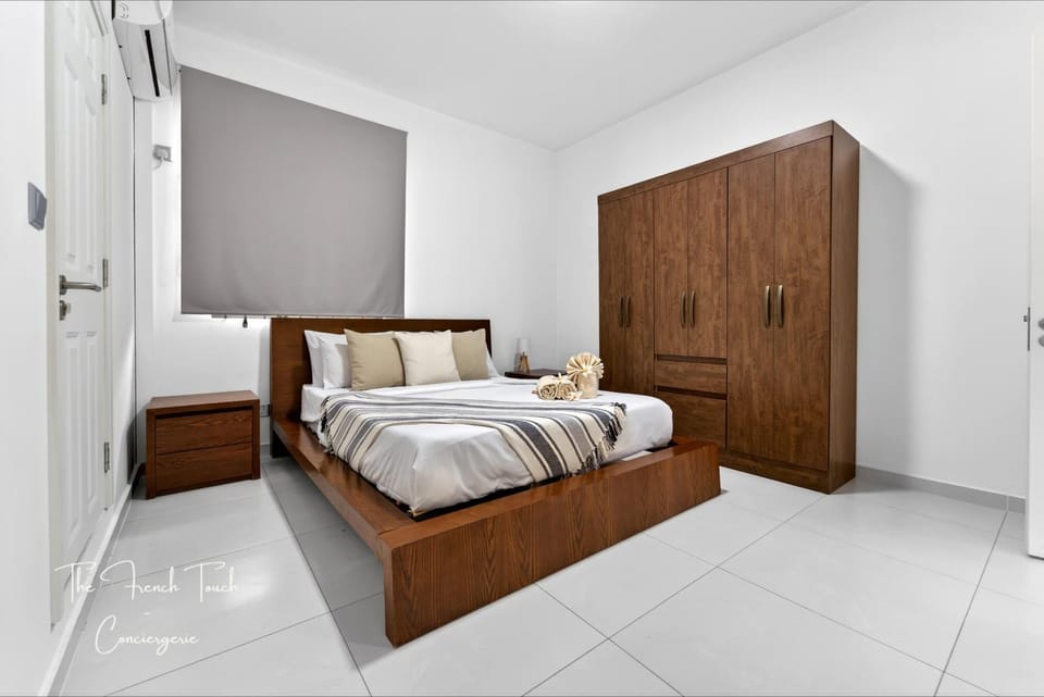 towels, wardrobe, air conditioner