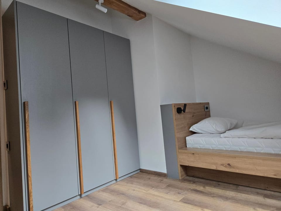 Photo of the whole room, Bedroom, wardrobe