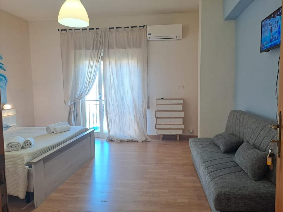 Bed, TV and multimedia, Photo of the whole room, Bedroom, air conditioner